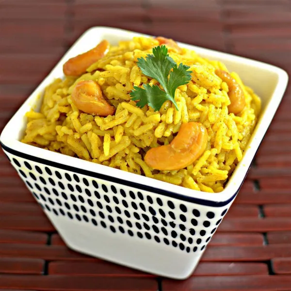 Rijst Met Curry, Kokos En Cashewnoten