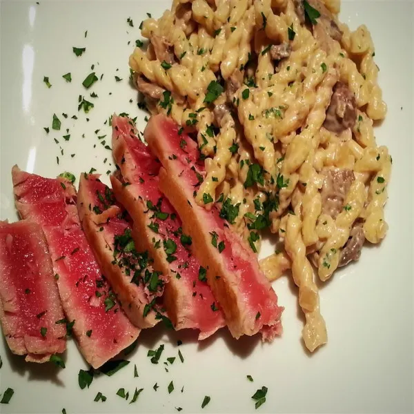 Ahi Tonijn En Pasta Met Champignon Bechamelsaus