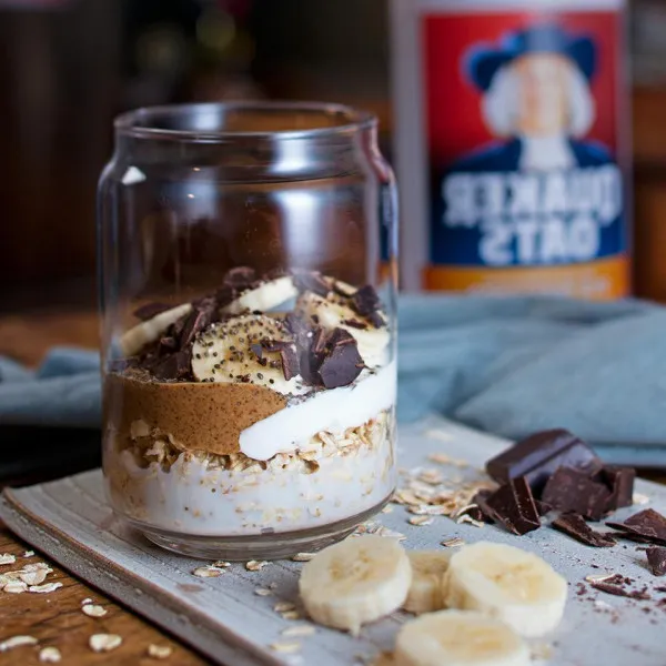 Havermout met chocolade, amandelen en banaan voor de nacht