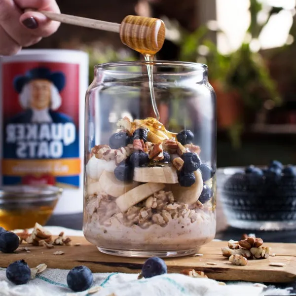 Nacht Havermout Met Bosbessen, Bananen En Pecannoten