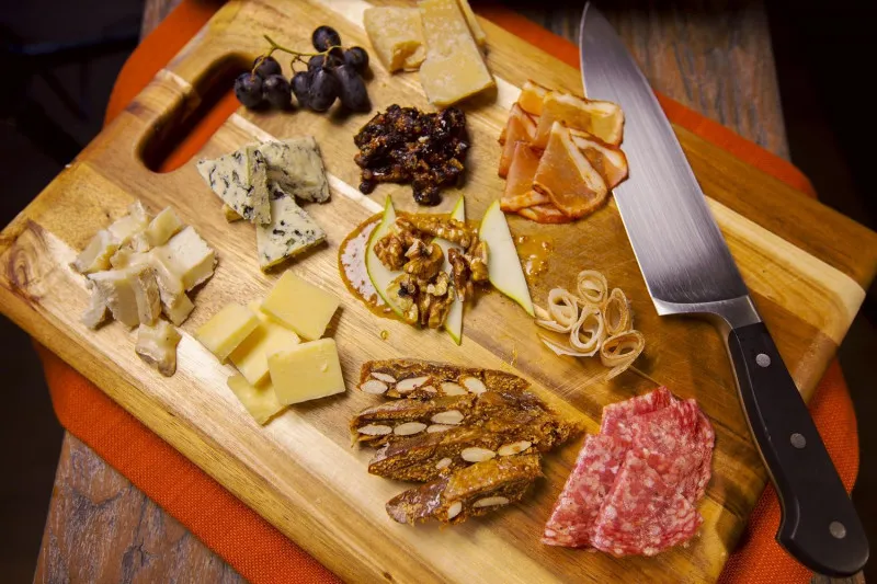 Plank Met Vleeswaren Met Mosterd- en Honingdressing