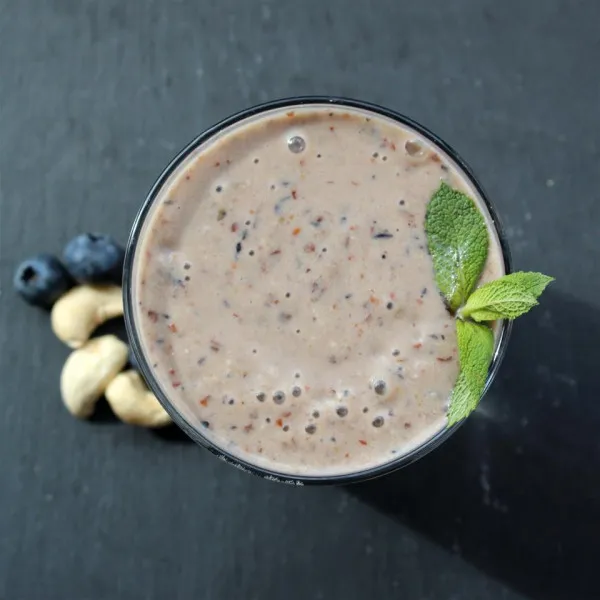 Droomachtige Cashewnoten Smoothie Met Banaan, Bessen, Dadels En Lijnzaad