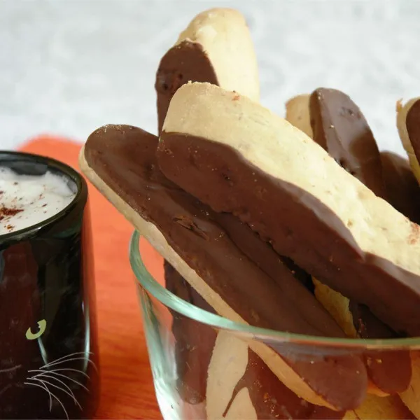 Biscotti Van Sinaasappel Gedipt In Chocolade