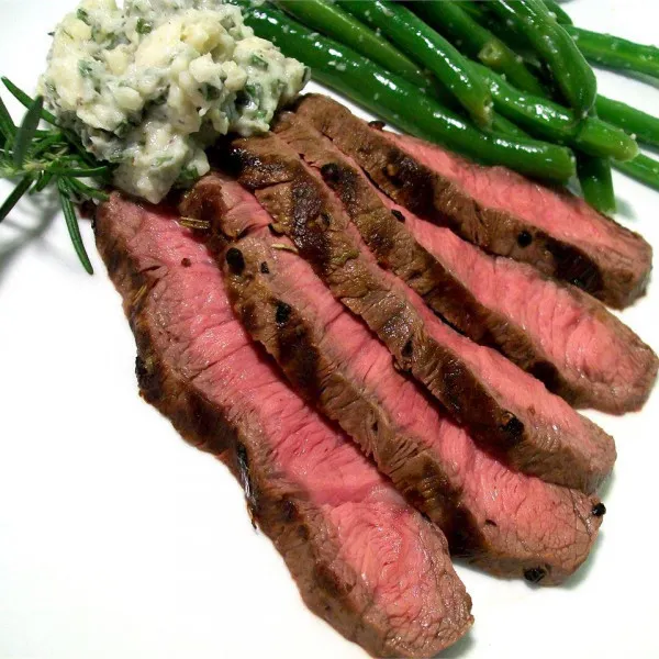 Gegrilde Biefstuk Met Blauwe Kaas, Aardappelen En Broccolini