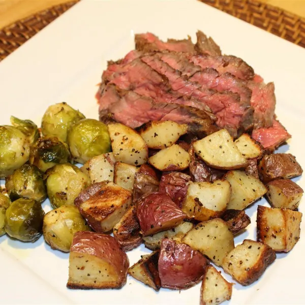 Gegrilde Flank Steak Met Geroosterde Aardappelen