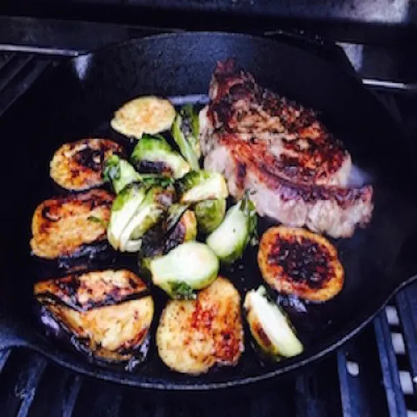Gegrilde Biefstuk en Groenten in een Pan