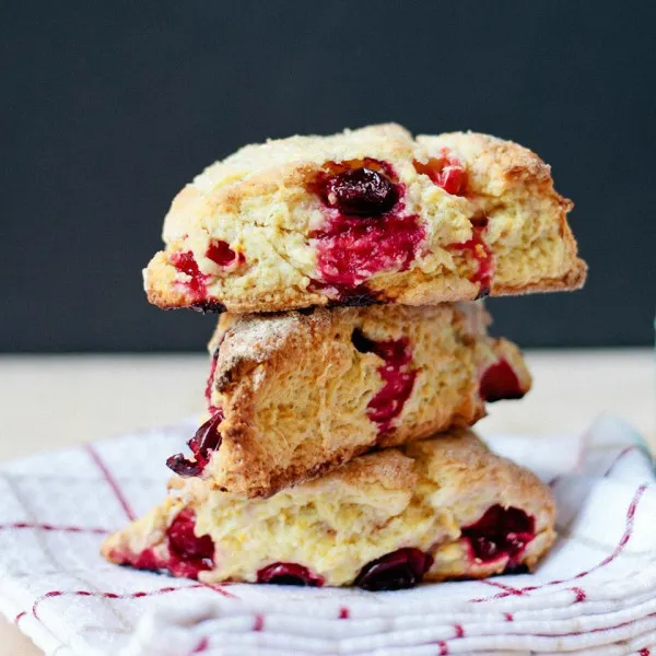 Bosbessen en sinaasappel scones