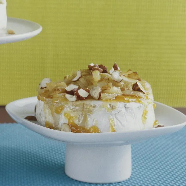 Brie Uit De Oven Met Gekarameliseerde Uien En Hazelnoten