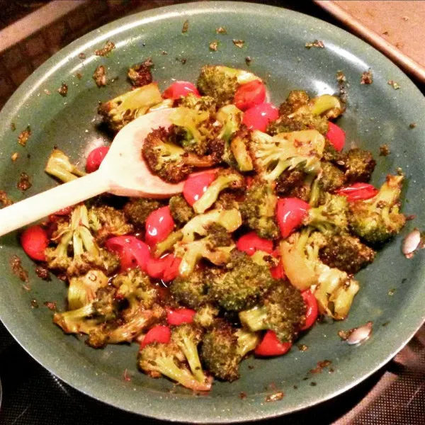 Geroosterde Broccoli in Pittige Tomaat- en Kruidenvinaigrette