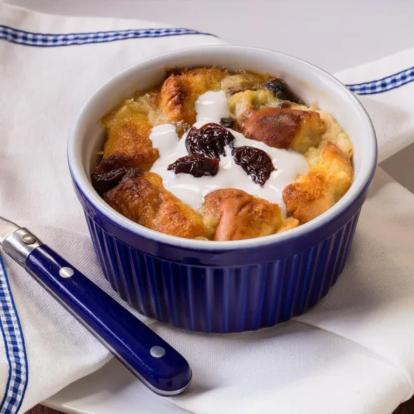 Broodpudding met Kersen en Witte Chocolade