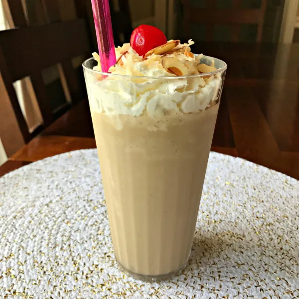 IJs Koffie Met Kokosroom En Amandelen