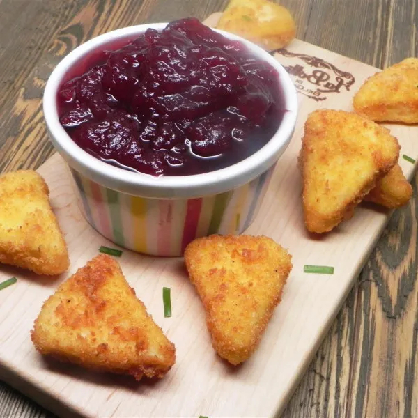 Gefrituurde Camembert Met Bosbessensaus