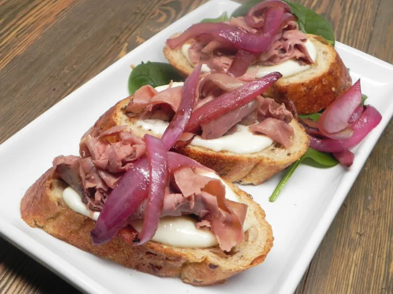 Canapés van rundvlees en gekarameliseerde ui