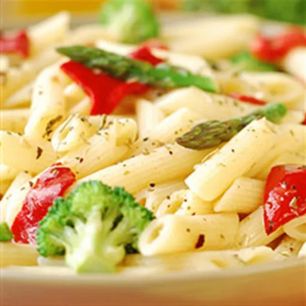 Romige Pasta Gemelli Met Garnalen En Lente groenten