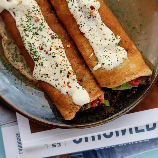 Glutenvrije boekweitpannenkoeken met banaan en bosbessen