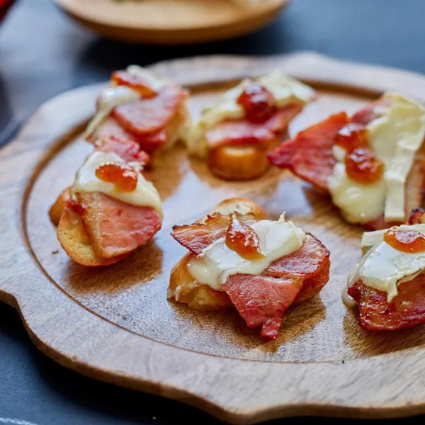Crostini met Ham en Brie Kaas met Vijjamarmelade