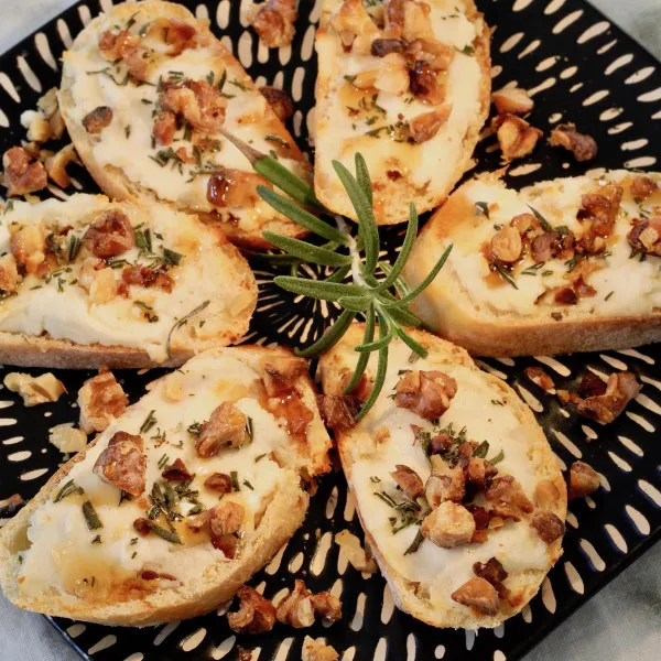 Crostini Van Rozemarijn En Geitenkaas Met Noten En Honing