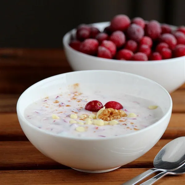 Chocolade- en Bosbessen-Yoghurtdip met Noten