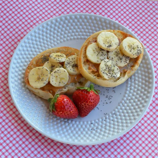 Engelse Muffin Met Pindakaas, Banaan En Chiazaad