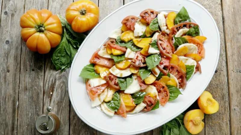Perzik En Tomaat Caprese Salade