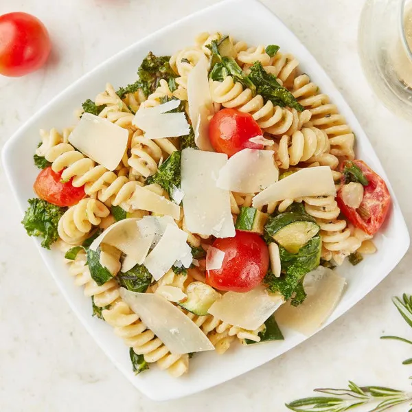 Romige Zomer Pasta Salade Met Geraspte BelGioioso Parmezaan