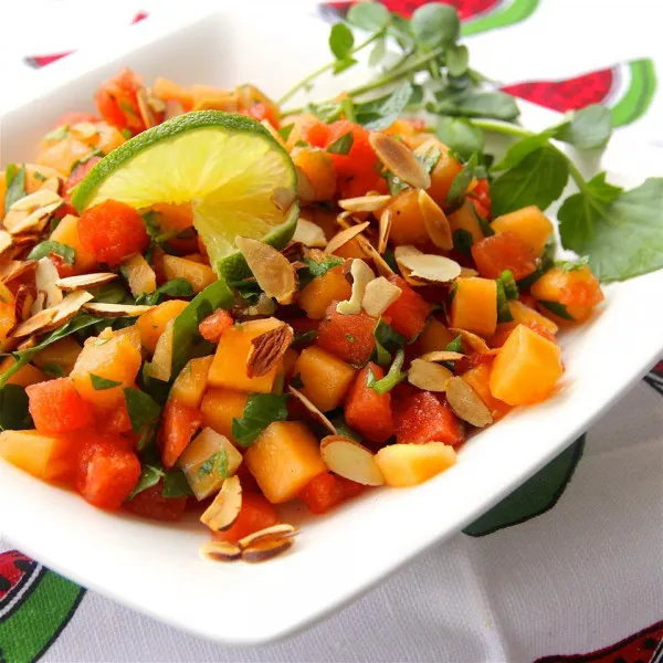 Waterkers, meloen en amandelen salade