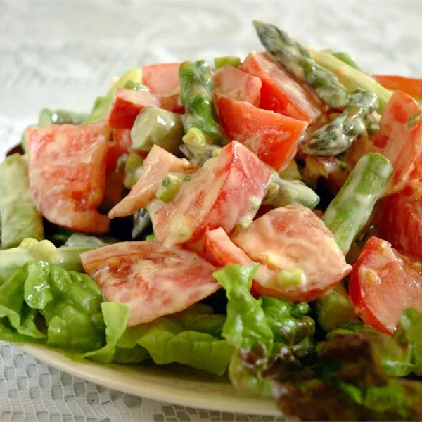Asperges En Tomatensalade Met Yogurt En Kaas Dressing