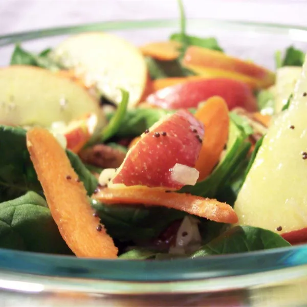 Spinaziesalade met appel, walnoten, bosbessen en avocado met balsamico dressing