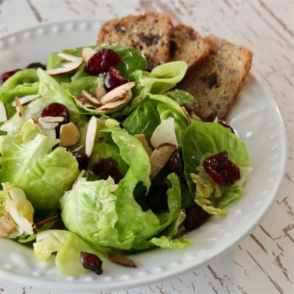 Brusselse Spruitjes Salade met Ahornsiroop en Dijonmosterd