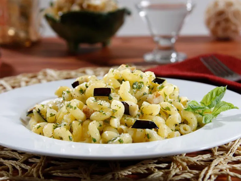 Glutenvrije Pasta Salade Met Barilla® Macaroni, Basilicum Pesto, Aubergine En Parmezaanse Kaas