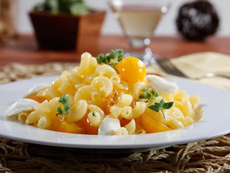 Glutenvrije Pasta Salade Met Barilla® Macaroni, Gele Cherrytomaten, Verse Oregano En Baby Mozzarella