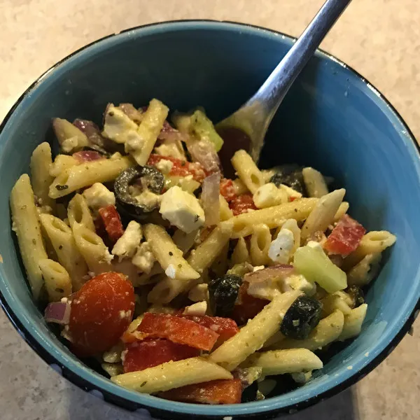 Vegetarische Griekse Pastasalade