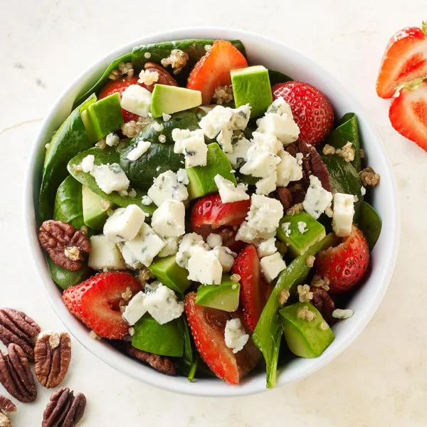 Quinoasalade met Aardbeien en Verkruimelde Gorgonzola