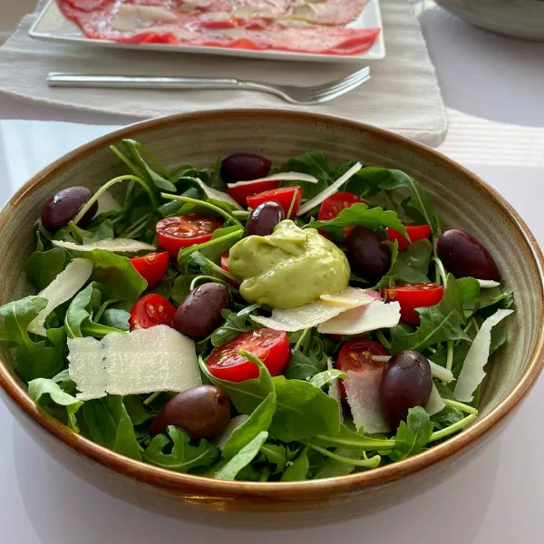 Rucola salade met avocado-citrus vinaigrette