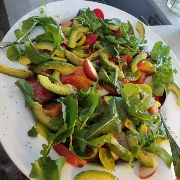 Heirloom Tomatensalade Met Nectarines, Avocado En Rucola
