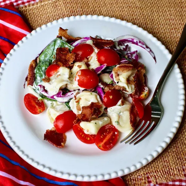 Gelaagde Spinazie Tortellini Salade