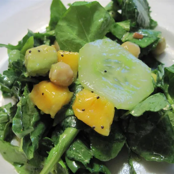 Zomer Salade Van Boerenkool, Avocado, Mango En Kikkererwten Met Citrus Poppy Seed Dressing
