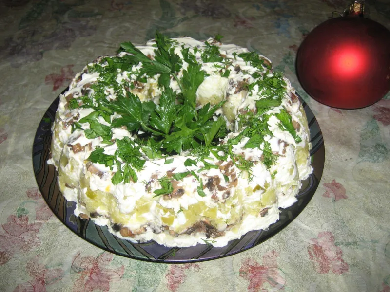 Russische Salade Met Champignons