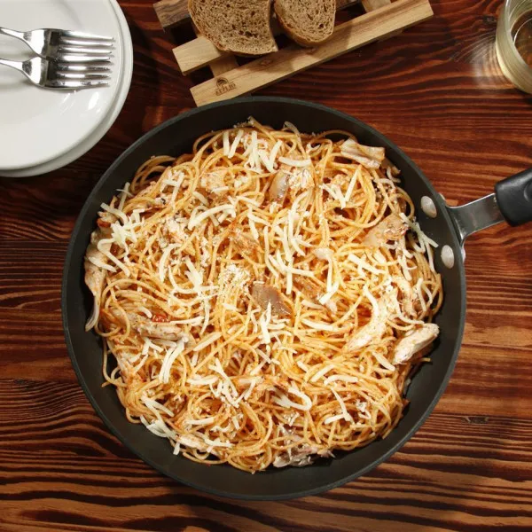 Eenvoudige Spaghetti Met Kip, Parmezaan En Mozzarella