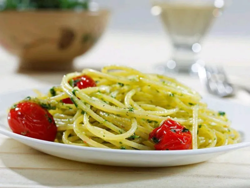 Glutenvrije Barilla® Spaghetti met Gebakken Cherrytomaten, Spinazie-Peterselie Pesto
