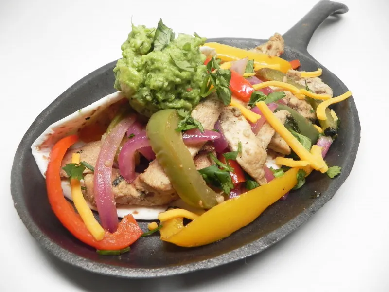 Kip Fajitas Met Kleurrijke Paprika's