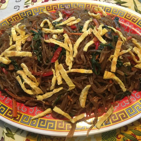 Koreaanse zoete aardappelnoedels (Japchae)