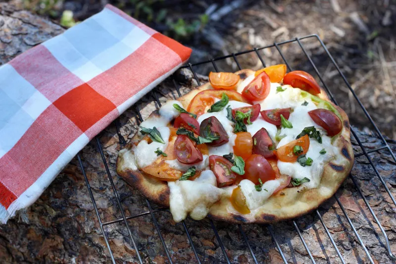 Fogata Caprese Naan Pizza
