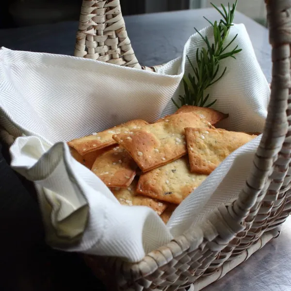 Knapperige Zoute Flatbread Koekjes met Rozemarijn en Zeezout