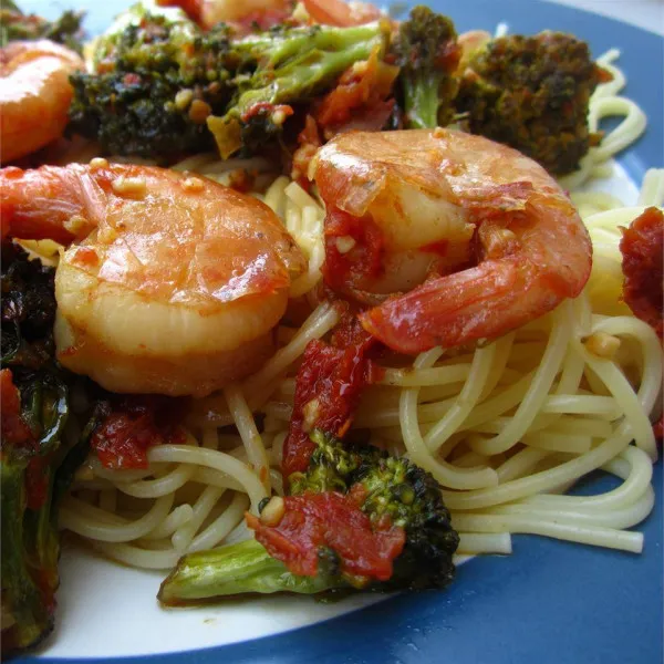 Garnalen, Broccoli En Zongedroogde Tomaten Scampi Met Engelshaar