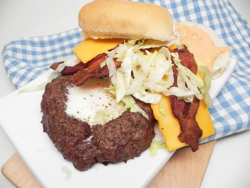 Burgers Met Kaas En Spek Met Ei In Een Gat