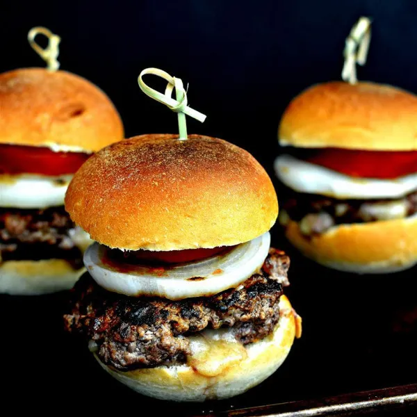 Angus Burgers Gevuld Met Heirloom Tomaat En Uien