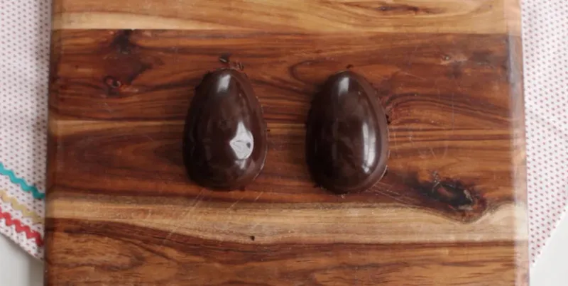 Paaseitjes Van Chocolade Gemaakt Met Een Mal