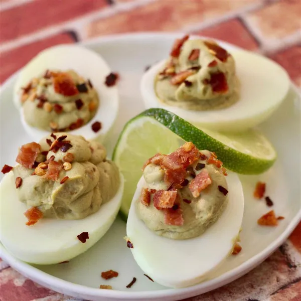 Gevulde eieren met avocado en spek
