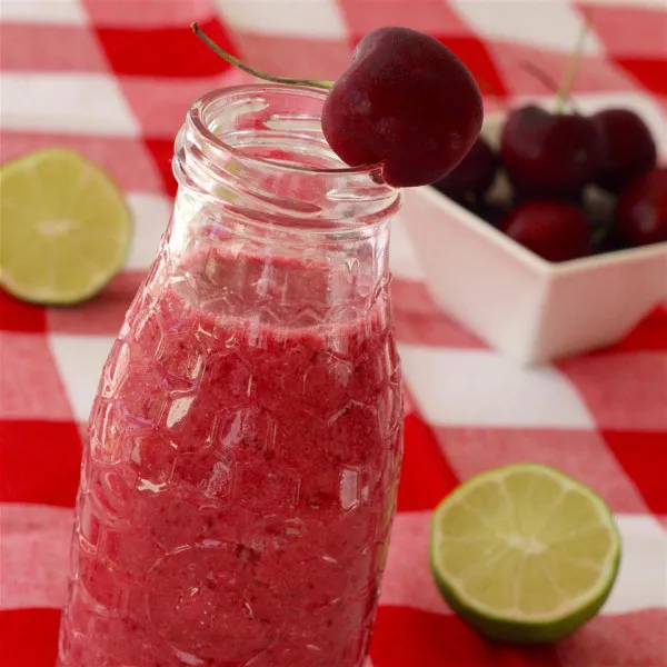 Limoen- en Kokos Smoothie met Kersen en Bessen